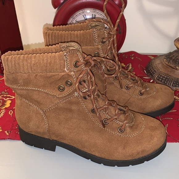 St John’s Bay Size 6.5 Medium.  Like new condition. - Picture 2 of 9